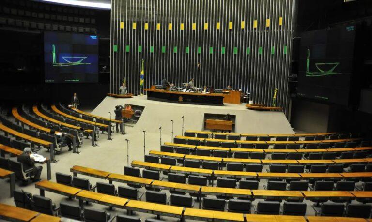 Protestos pela prisão de Bolsonaro levam Congresso a suspender sessões