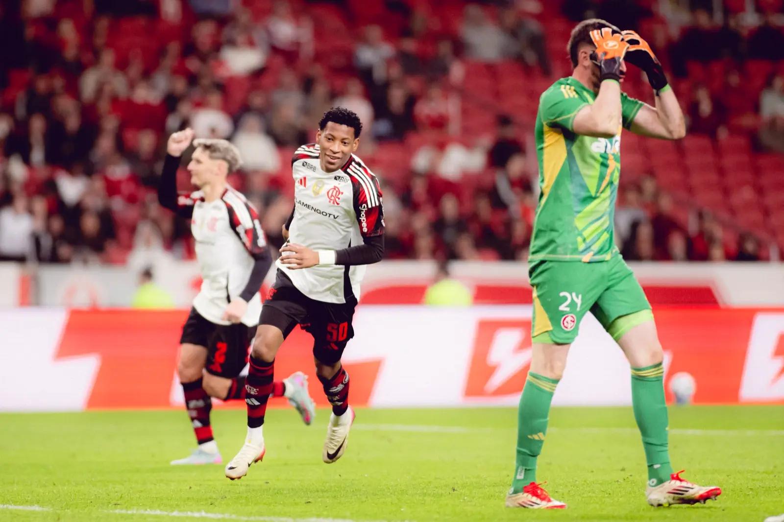 Flamengo vence Inter por 3 a 1 e amplia liderança no Brasileirão