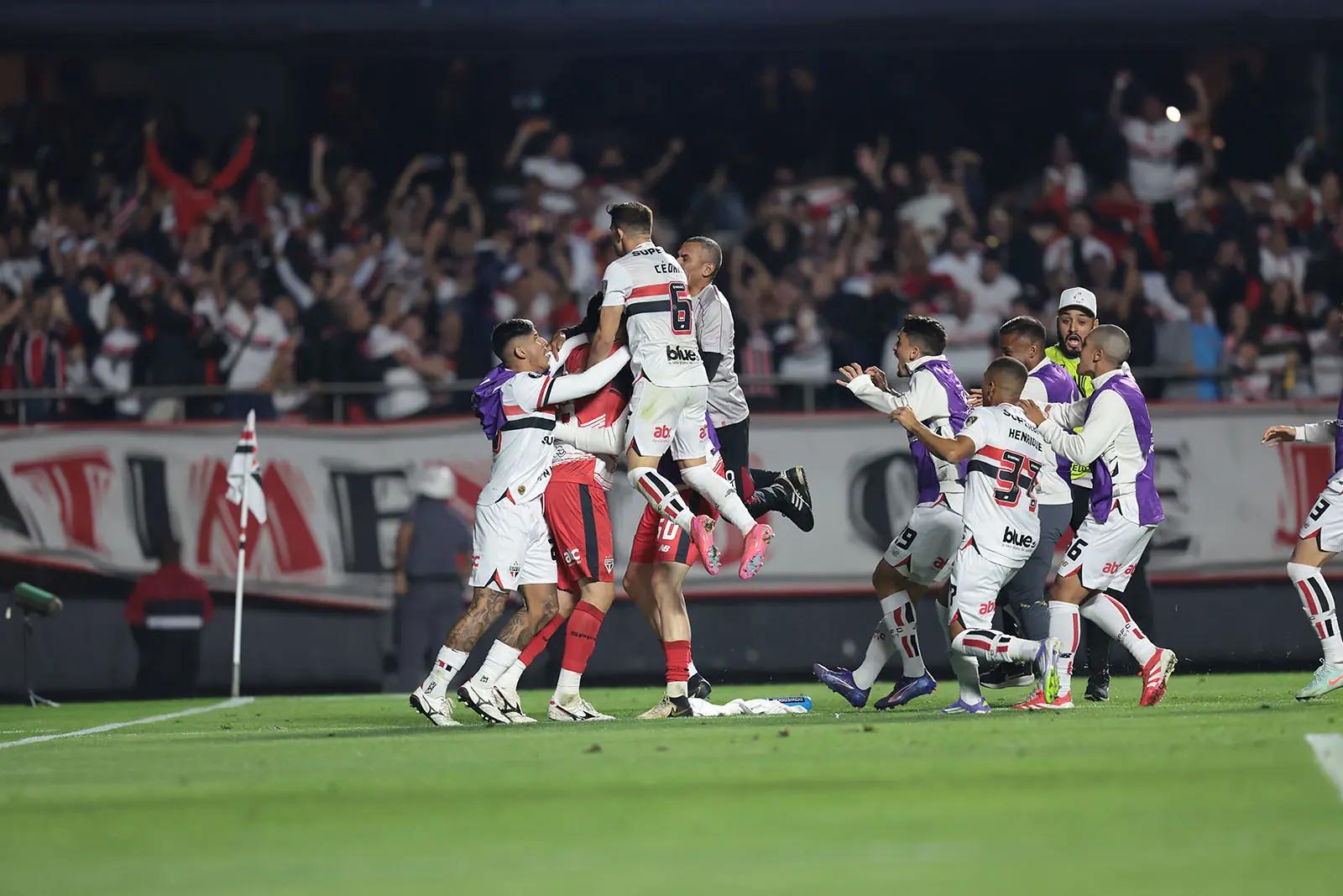 São Paulo elimina Atlético Nacional nos pênaltis e vai às quartas da Libertadores