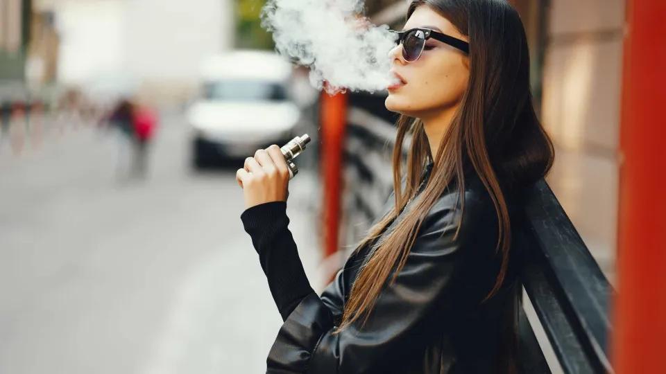 Sites e redes sociais têm 48h para remover anúncios de cigarros eletrônicos