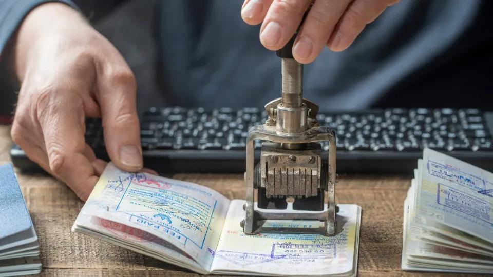 Trump revisa 55 milhões de vistos e endurece regras nos EUA