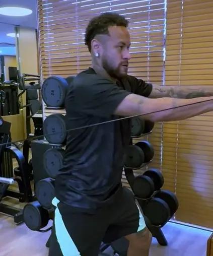 Neymar treina em academia após folga do Santos e ausência na Seleção