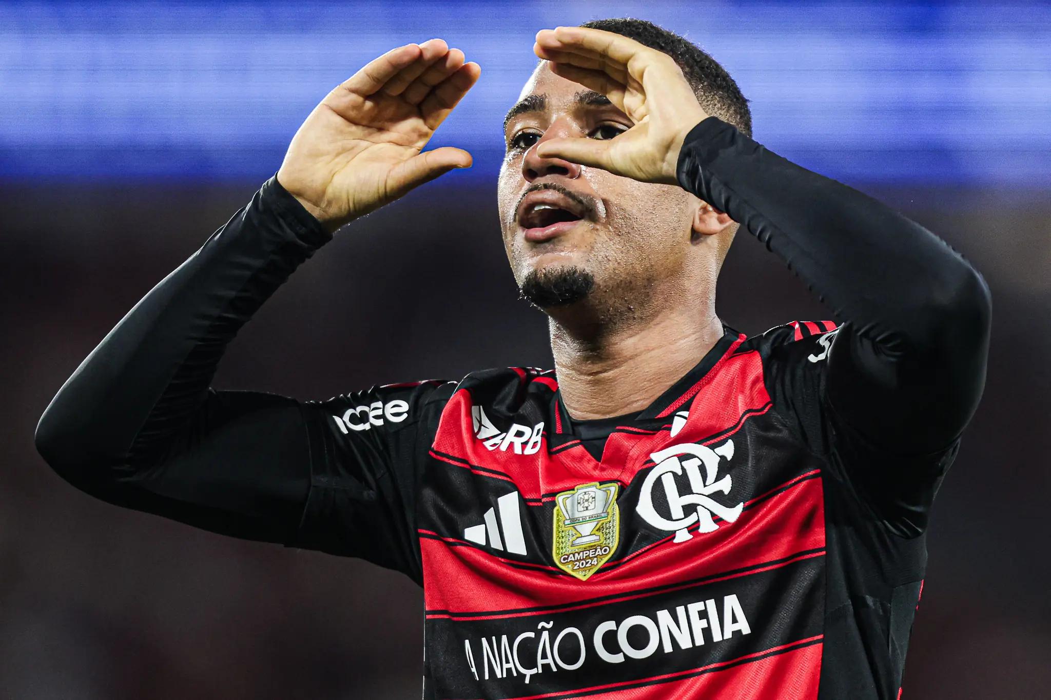 Flamengo goleia Vitória por 8 a 0 no Maracanã e segue líder do Brasileirão
