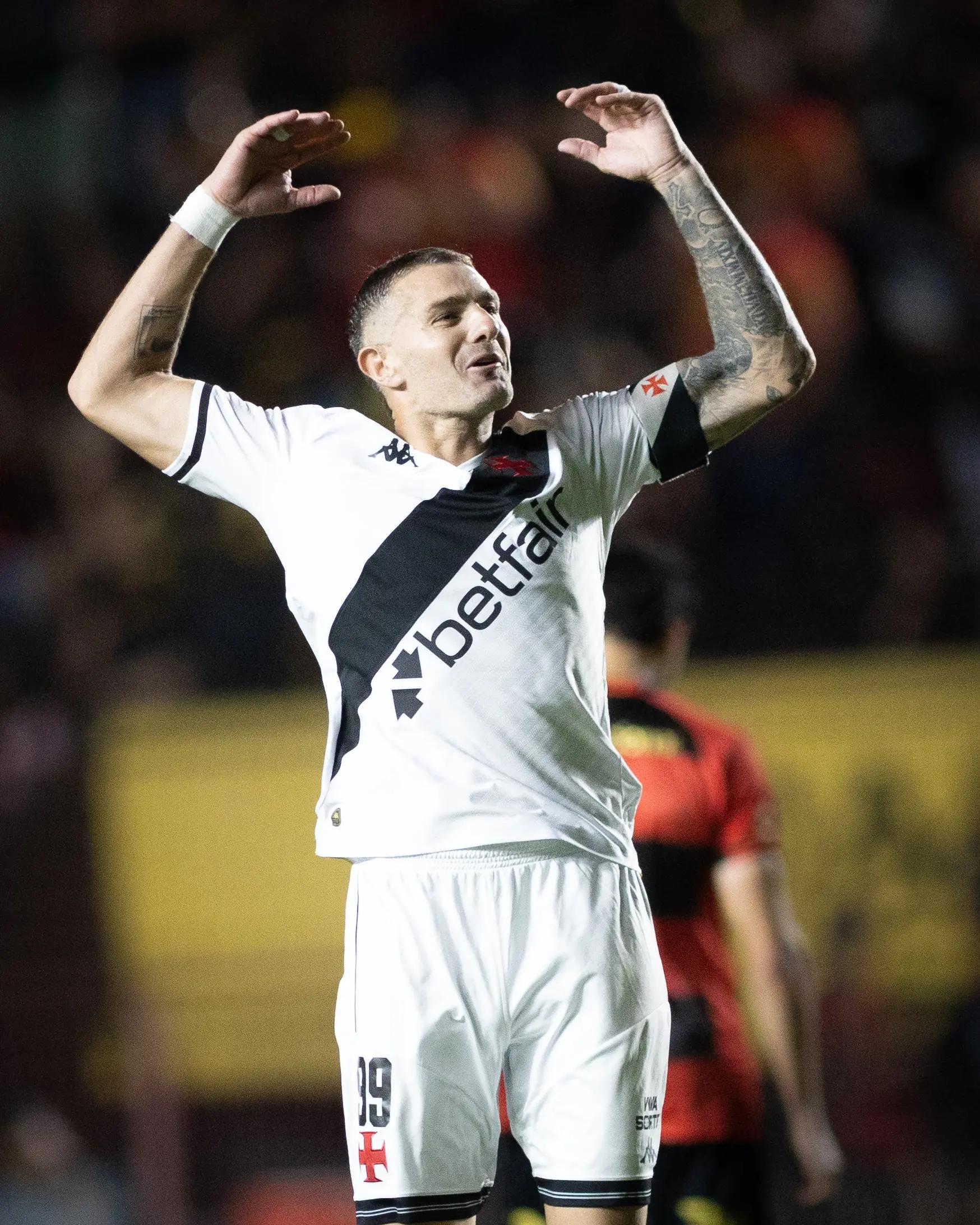 Vasco vence Sport por 3 a 2 e deixa a zona de rebaixamento do Brasileirão