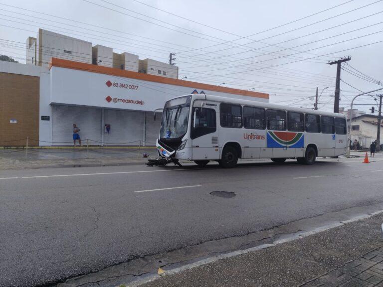 Acidente entre moto e ônibus deixou duas vítimas fatais em João Pessoa; motorista do coletivo perman