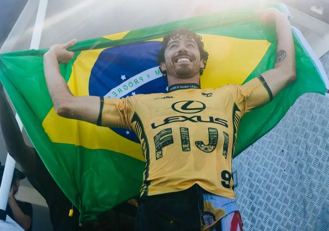 Yago Dora conquista primeiro título mundial de surfe na WSL