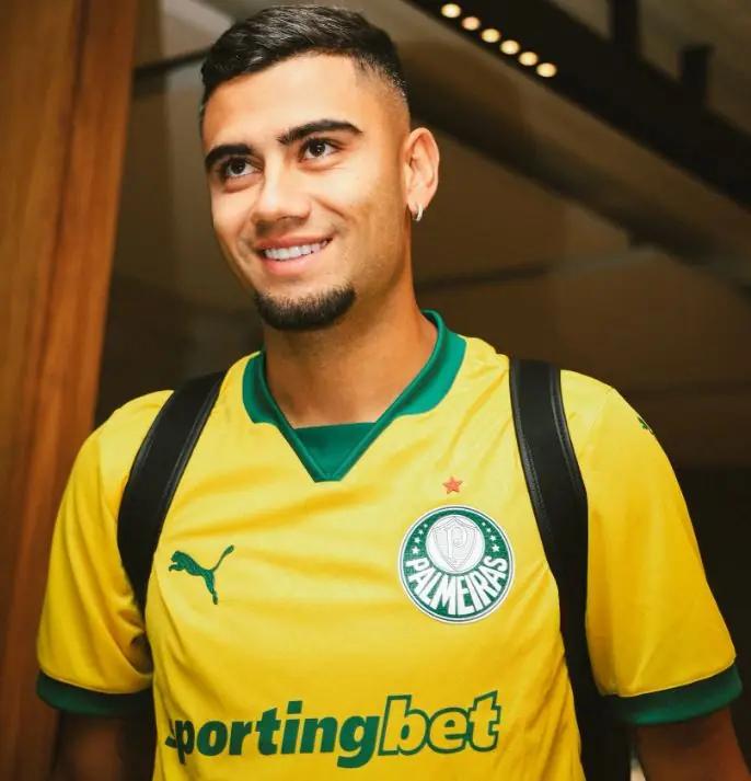 Andreas Pereira chega ao Brasil e é reforço do Palmeiras até 2028