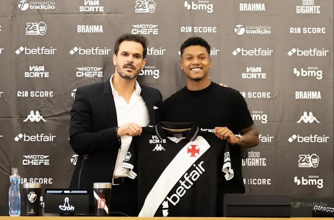 Vasco apresenta Matheus França e Carlos Cuesta para reforçar o elenco