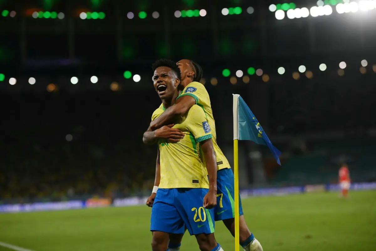 Brasil vence Chile no Maracanã e assume vice-liderança