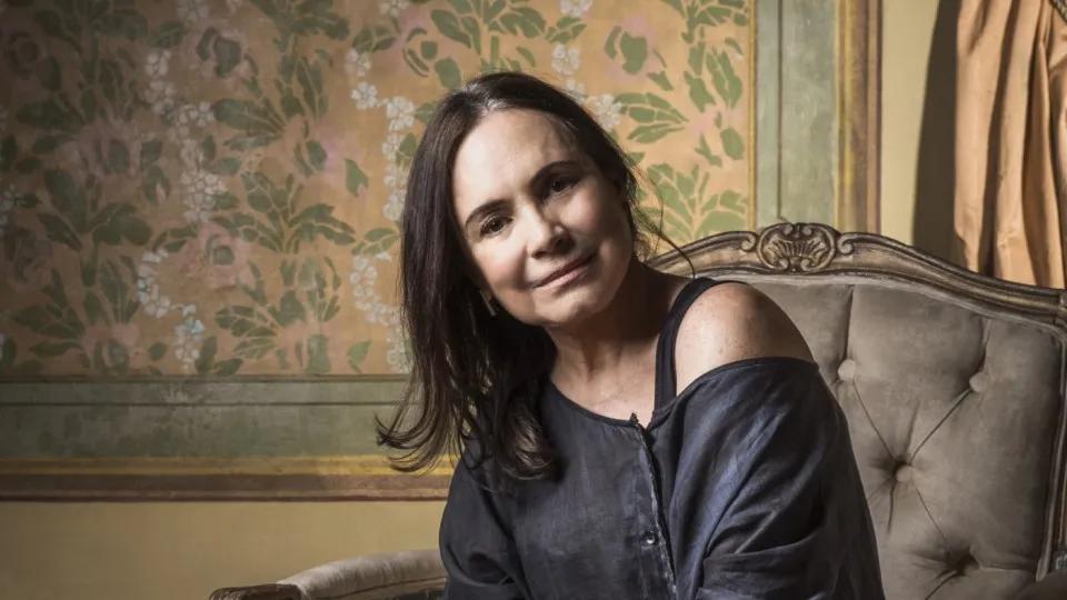 Regina Duarte deixa Bienal em cadeira de rodas após bolha no pé