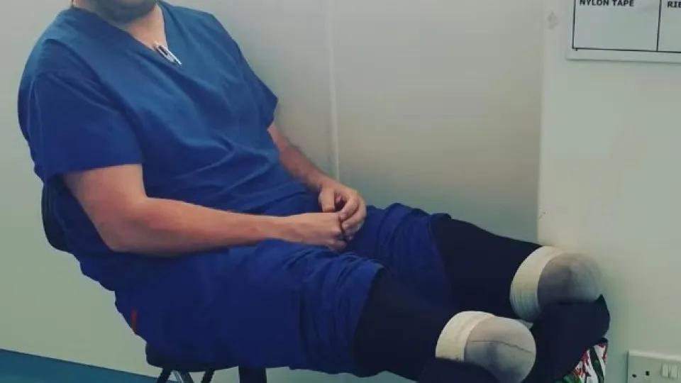 Cirurgião britânico é preso após amputar as próprias pernas em fraude