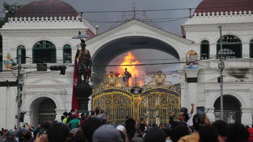 Esposa de ex-primeiro-ministro do Nepal morre em incêndio durante protestos