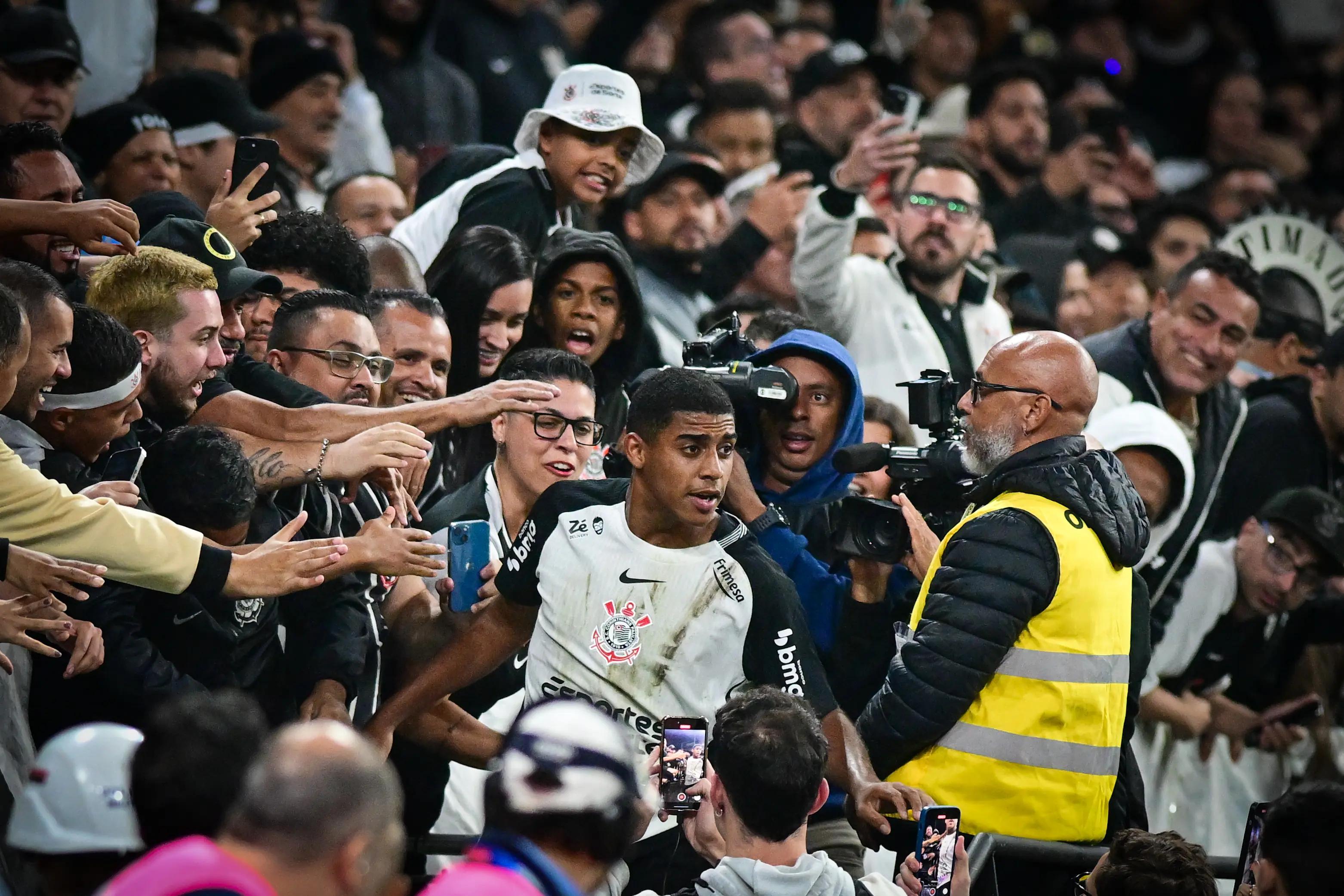 Corinthians vence Athletico-PR e avança às semifinais da Copa do Brasil