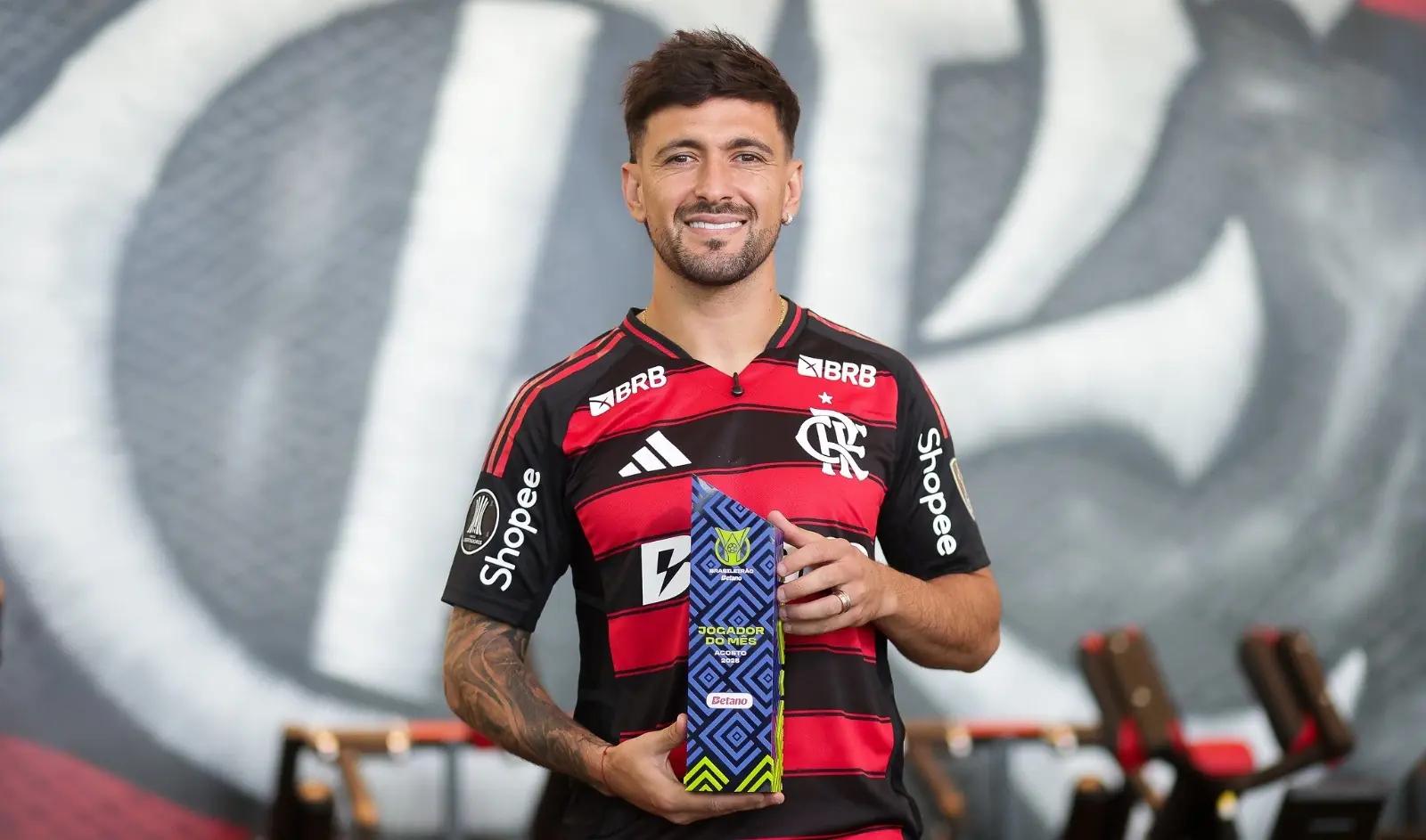 Arrascaeta é eleito craque de agosto no Brasileirão pelo Flamengo