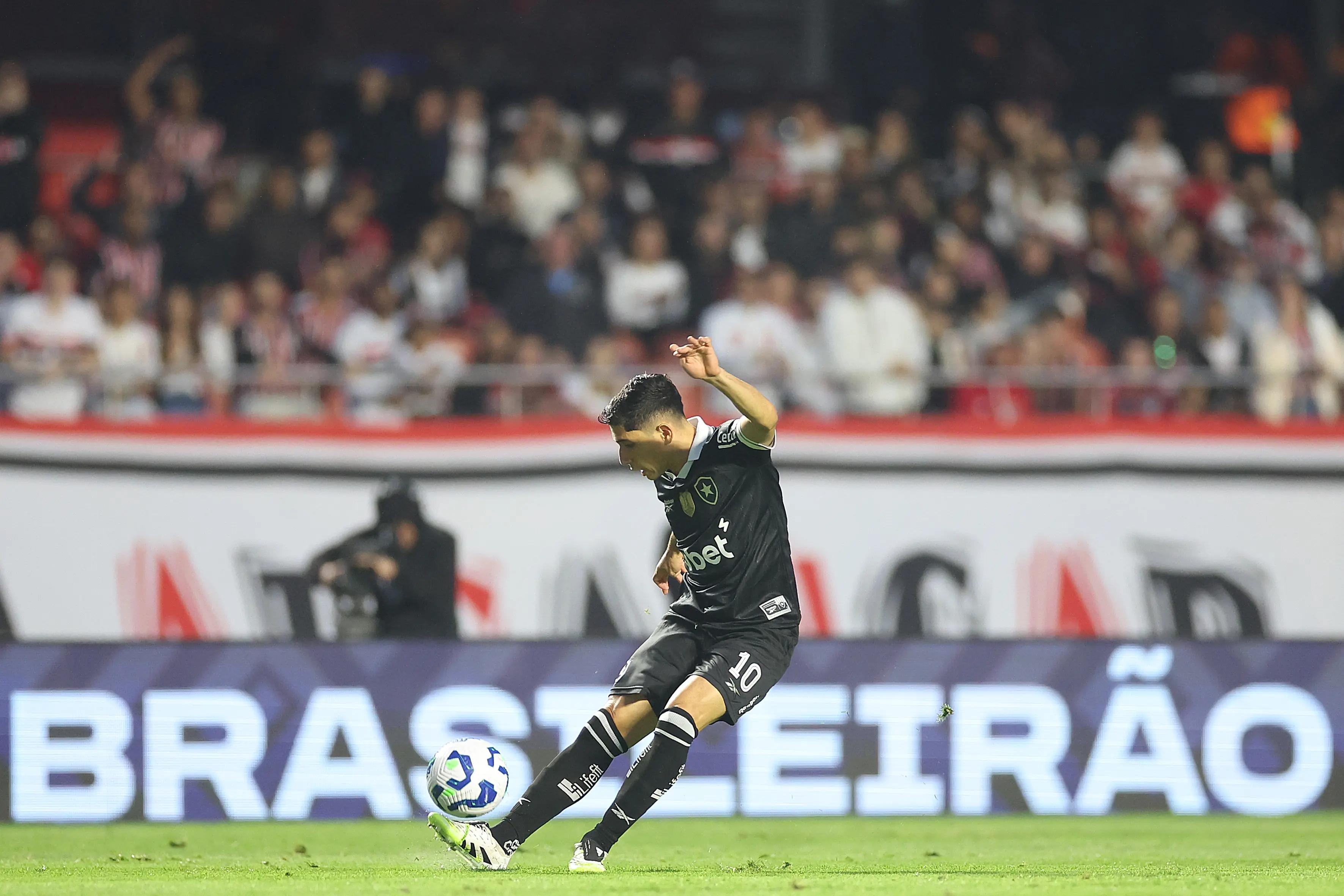 Botafogo perde para o São Paulo e segue fora do G-4 do Brasileirão