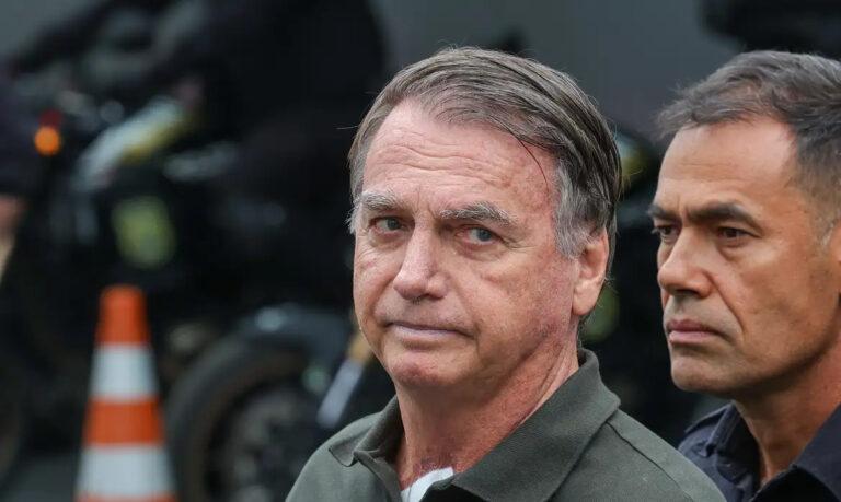 Bolsonaro retira lesões da pele e volta à prisão domiciliar em Brasília