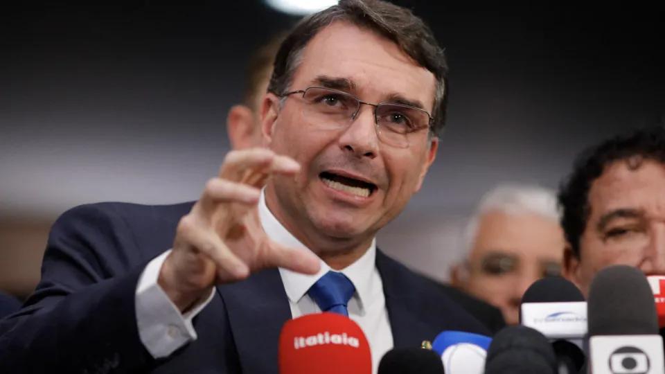 Bolsonaro ficou sem respirar durante crise de vômito, diz Flávio
