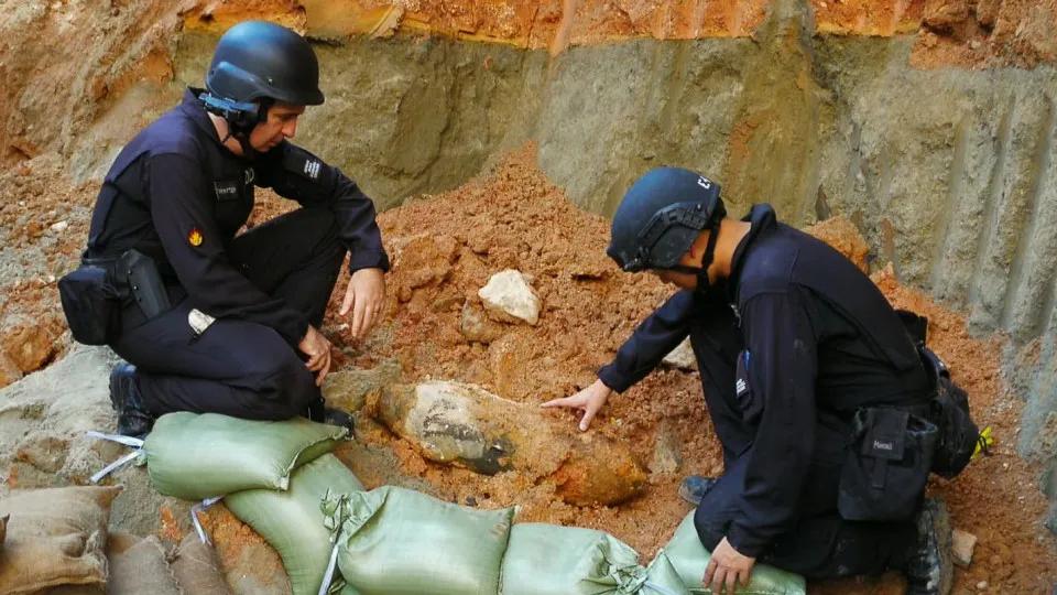 Bomba da Segunda Guerra é encontrada em obra e causa evacuação em Hong Kong