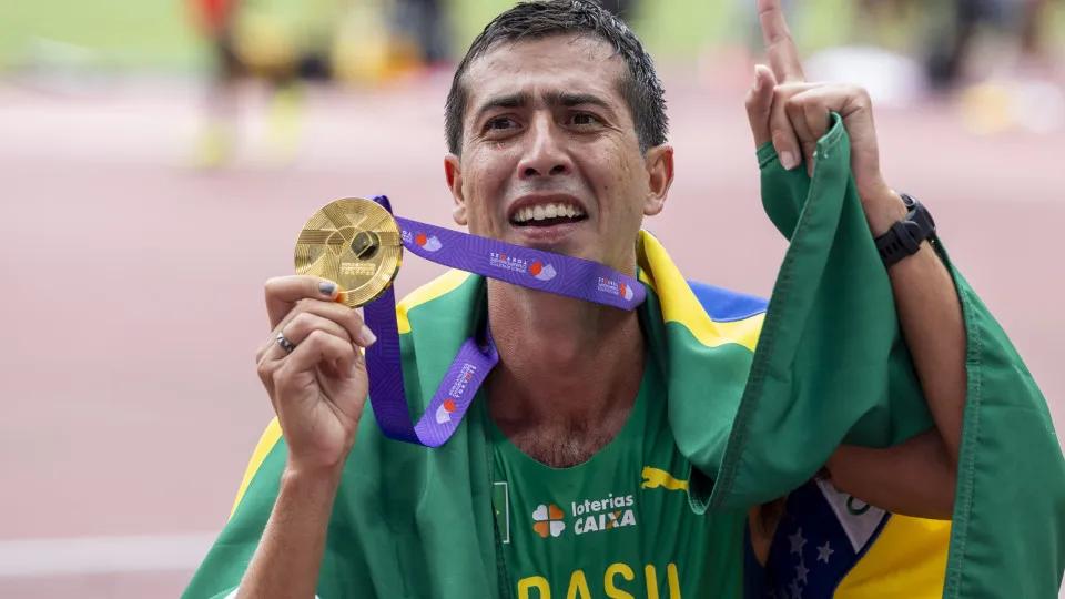 Caio Bonfim conquista ouro e faz história no Mundial de Atletismo em Tóquio