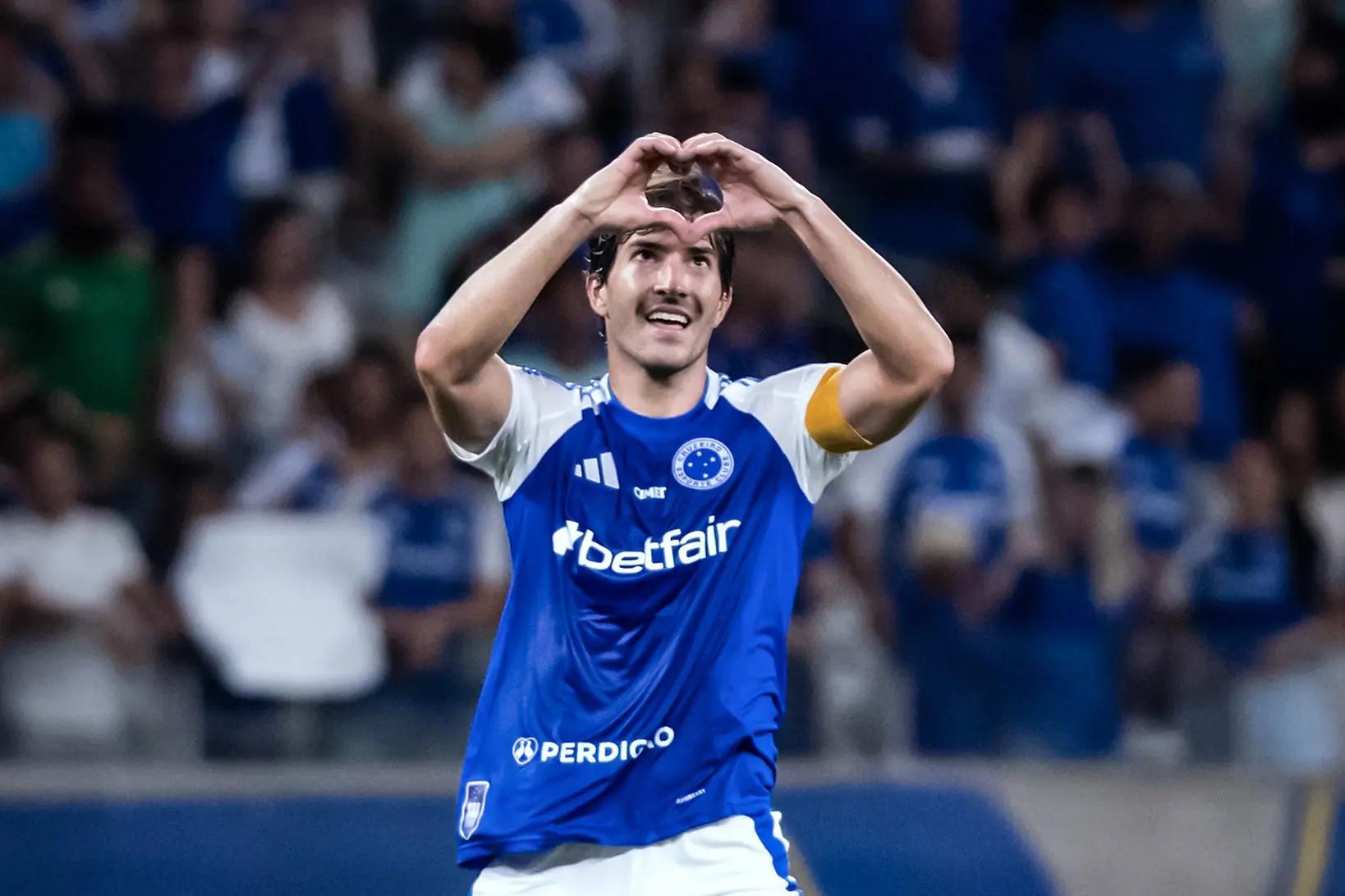 Cruzeiro vira sobre Bragantino e assume vice-liderança do Brasileirão