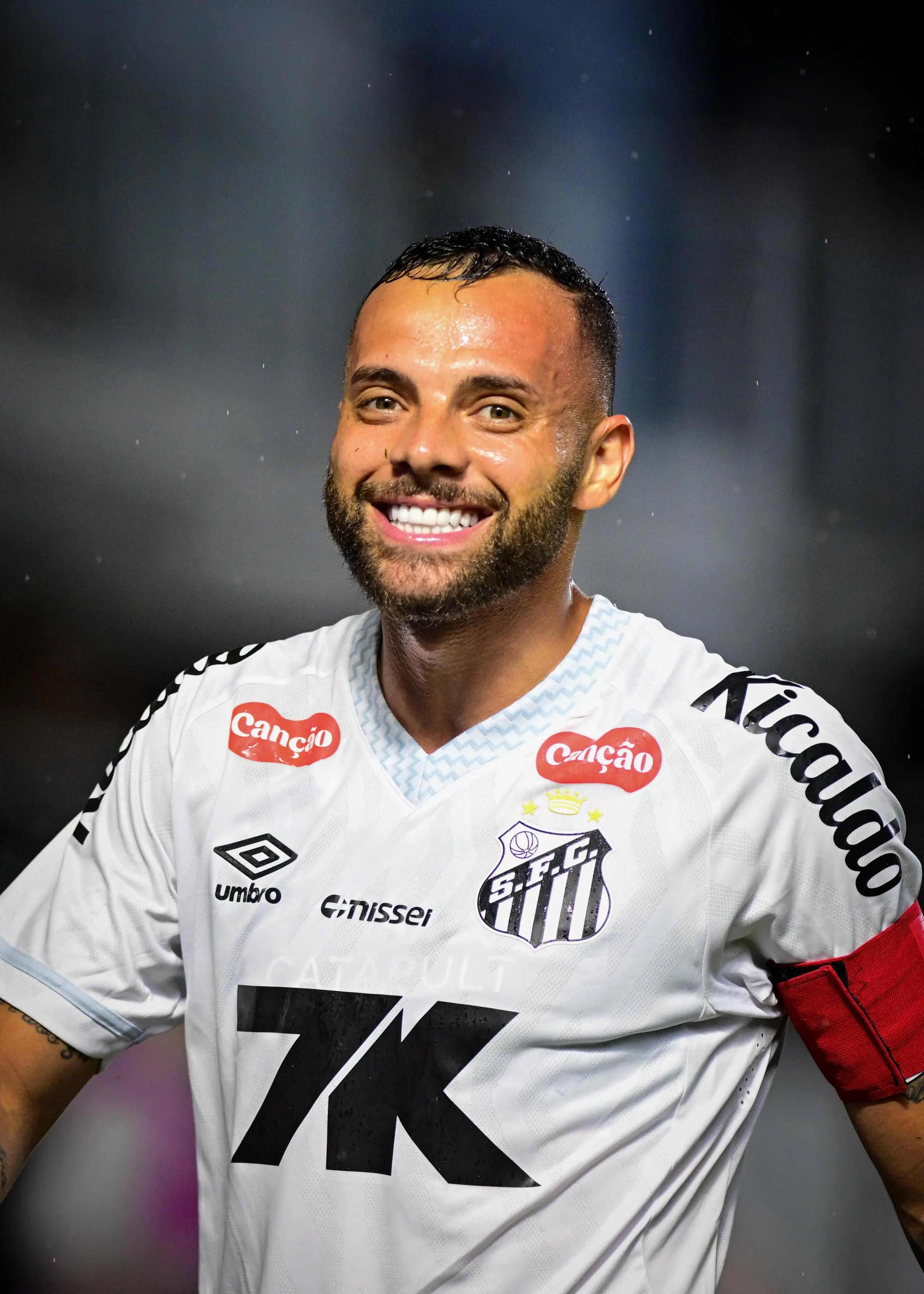 Santos vence São Paulo na Vila Belmiro e respira no Brasileirão