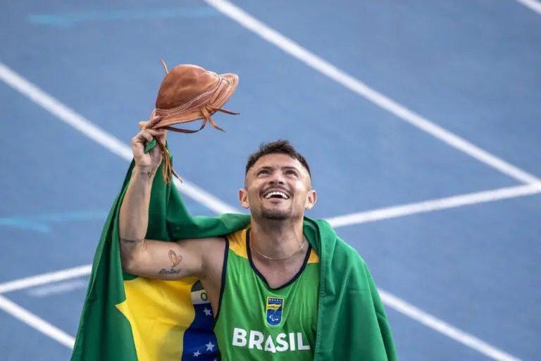 Petrúcio Ferreira conquista pentacampeonato mundial nos 100m T47