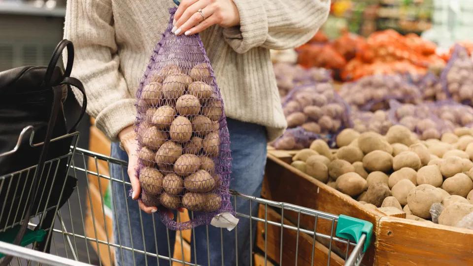 Preços de tubérculos e verduras caem e aliviam inflação em SP