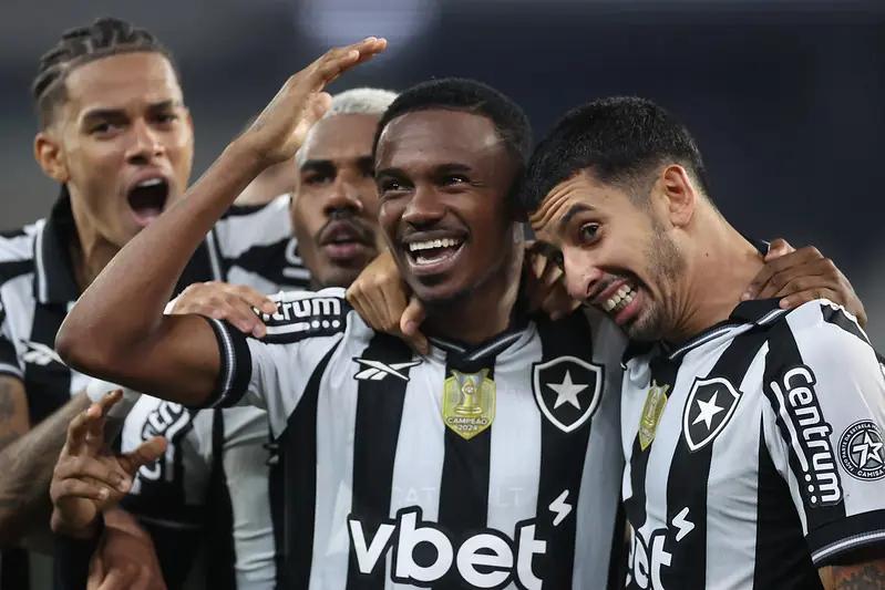 Botafogo vence Bahia e assume 4ª posição no Brasileirão