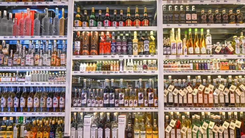 Mercado ilegal de bebidas causa prejuízo de R$ 28 bi e mortes por metanol