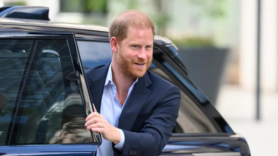 Príncipe Harry tenta reconciliação com rei Charles III, mas tensão com William persiste