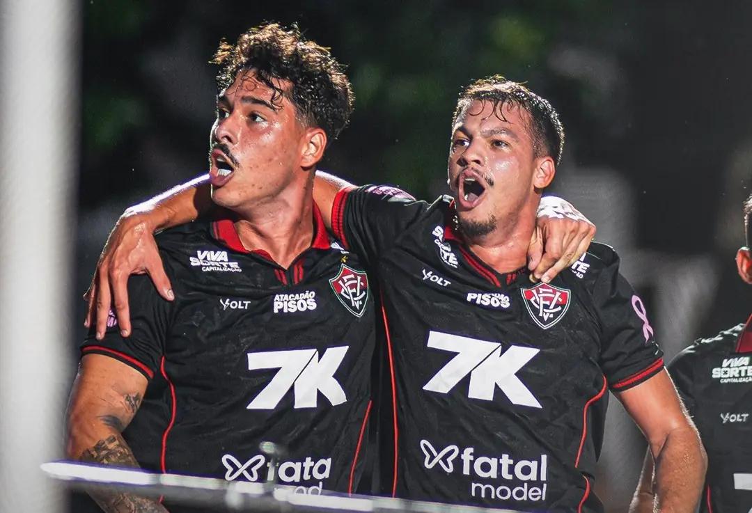 Vitória bate Ceará no Barradão e encosta no Santos no Brasileirão