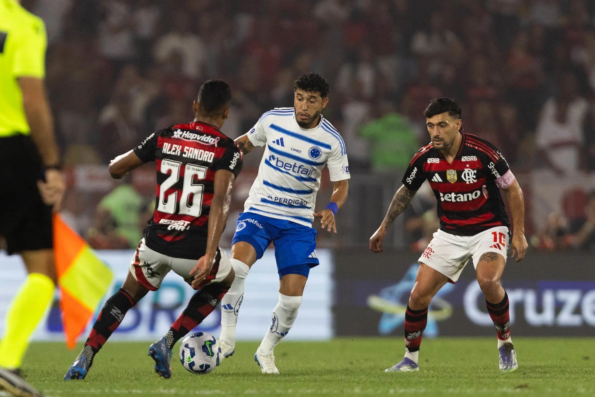 Flamengo critica arbitragem e reclama de queda no tempo de bola rolando