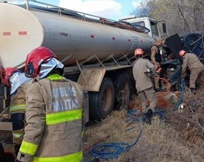 Acidente entre carro e caminhão-pipa deixa dois mortos na BR-230, na Paraíba