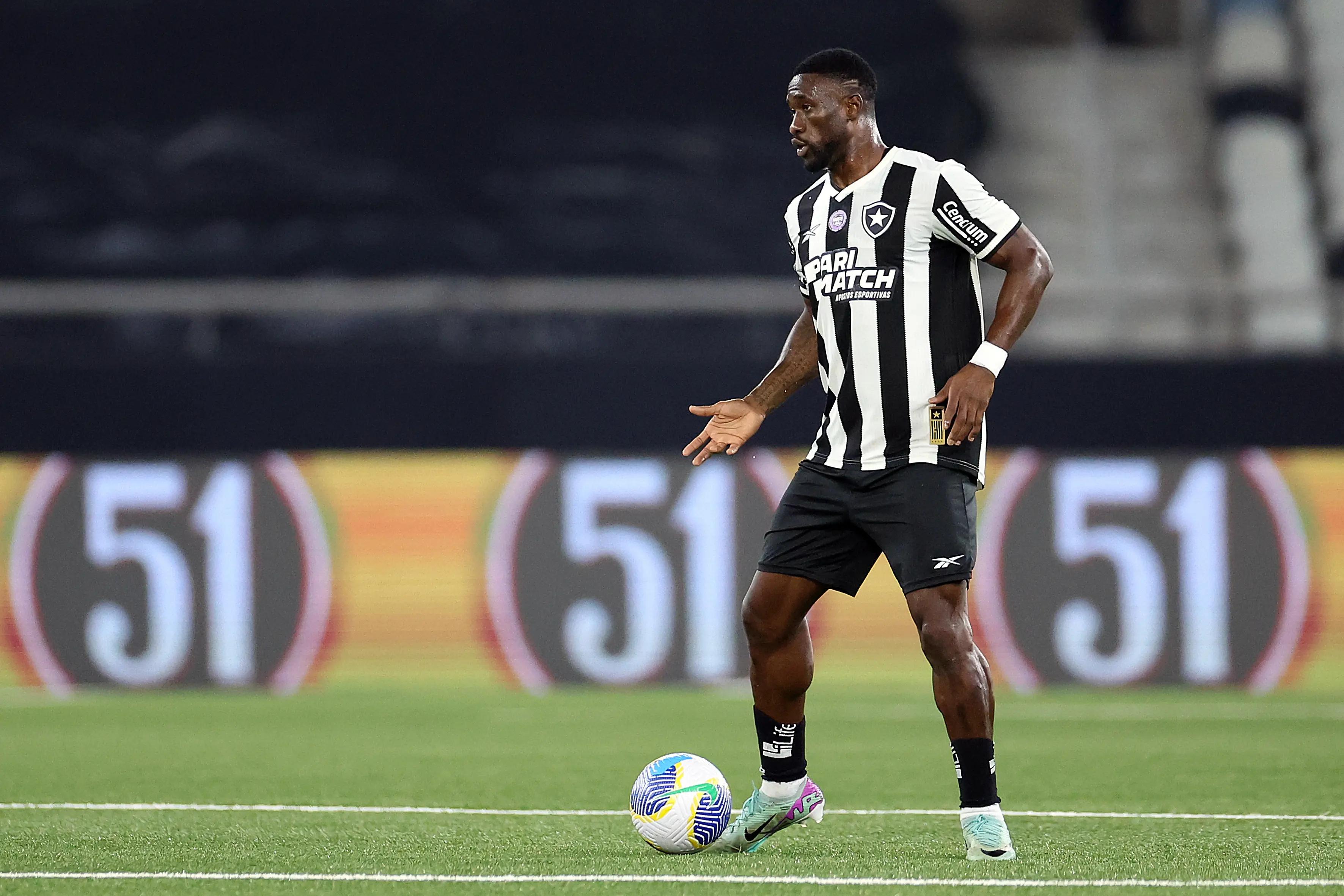Lesão no joelho adia retorno de Bastos, zagueiro do Botafogo, para 2026