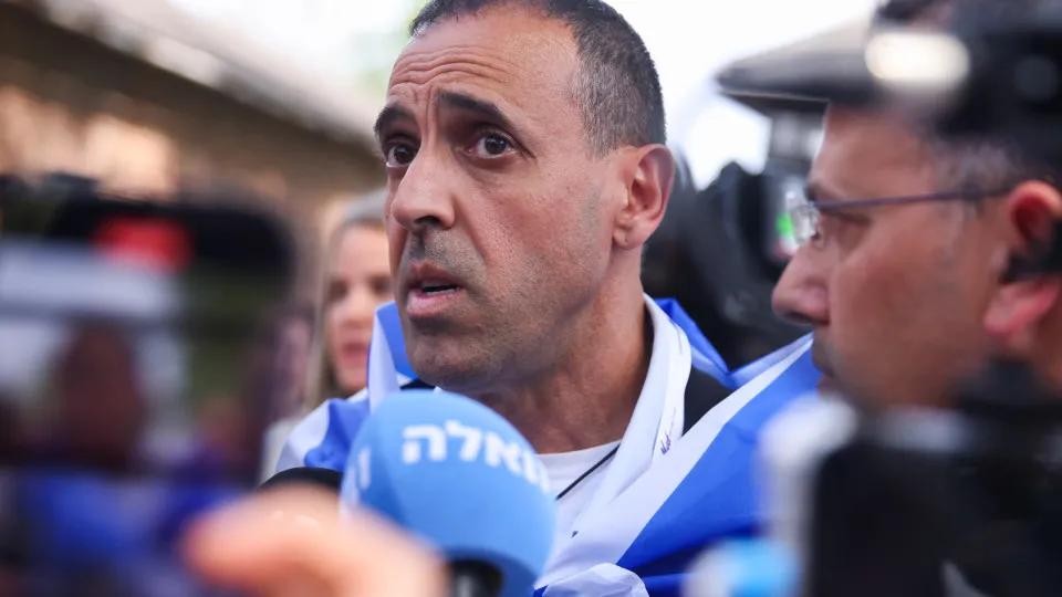 Ex-refém do Hamas relata terror e perda da família em livro