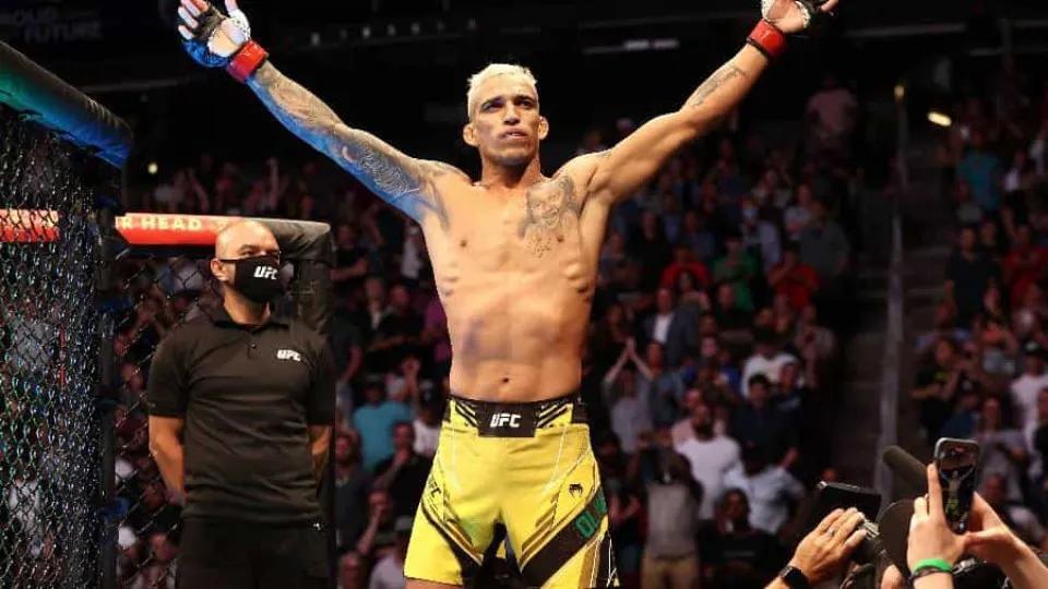 Charles do Bronx ganha bônus no UFC Rio e promete festa na favela