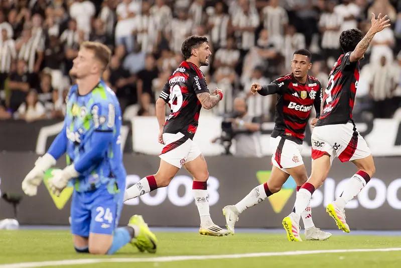 Flamengo goleia o Botafogo no clássico e segue na vice-liderança