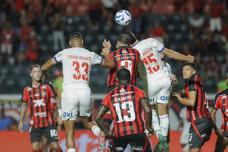 Vitória vence o Bahia por 2 a 1 e respira na luta contra o Z4