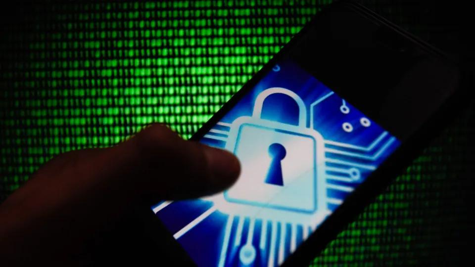 Golpe do telefonema mudo usa IA para clonar vozes e aplicar fraudes