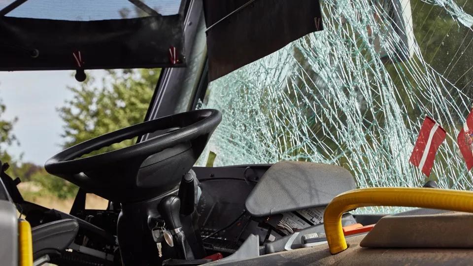 Ônibus com torcedores do Flamengo tomba na Dutra; 16 feridos