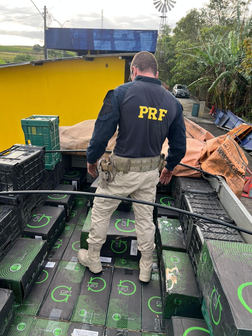 PRF apreende 8,4 mil maços de cigarros contrabandeados na BR-230