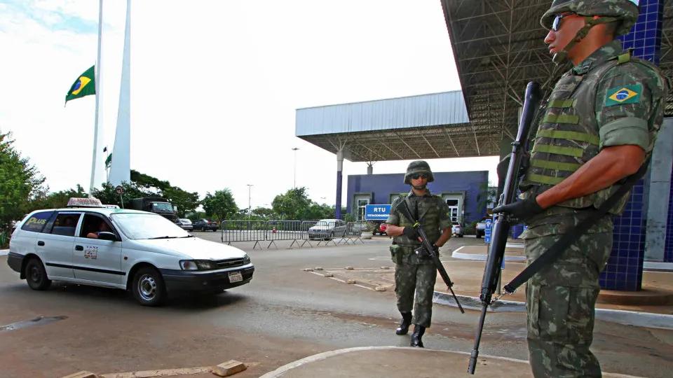 Paraguai reforça fronteiras após operação no Rio e alerta sobre fuga do Comando Vermelho