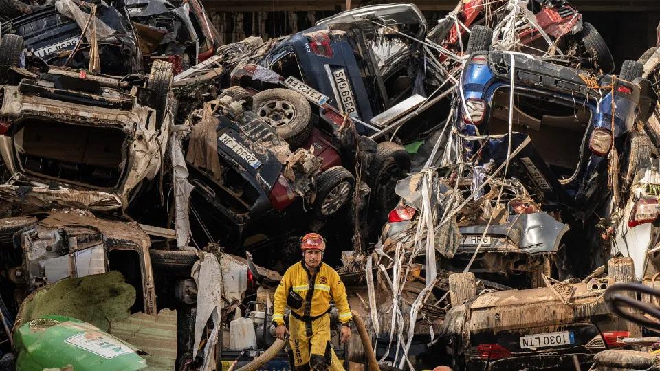 Governador de Valência renuncia após tragédia que matou 229