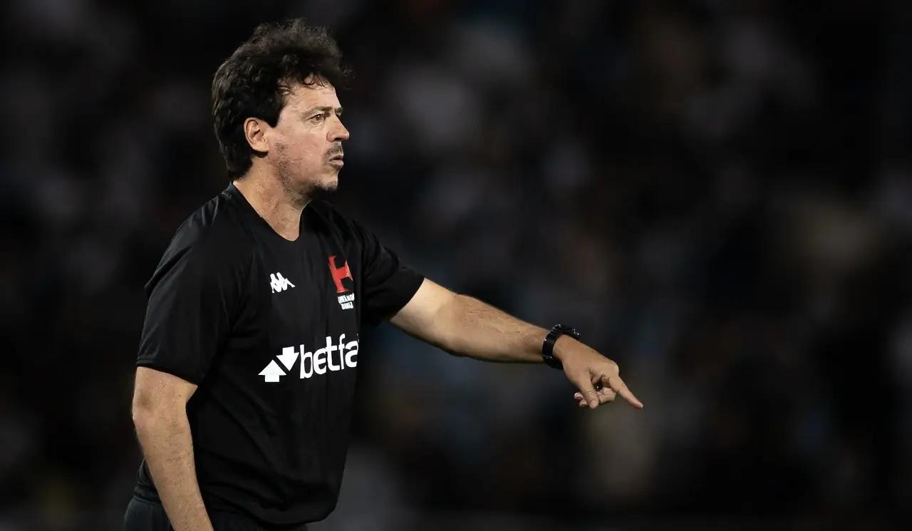 Botafogo goleia o Vasco e encosta no G5 do Brasileirão