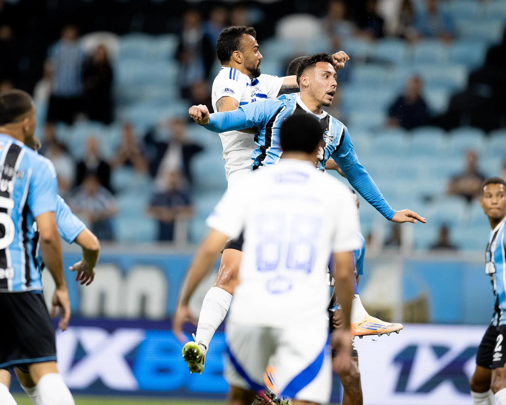 Cruzeiro vence o Grêmio e encosta nos líderes do Brasileirão