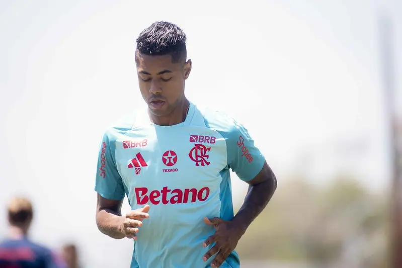 STJD multa Bruno Henrique e libera atacante do Flamengo para jogar