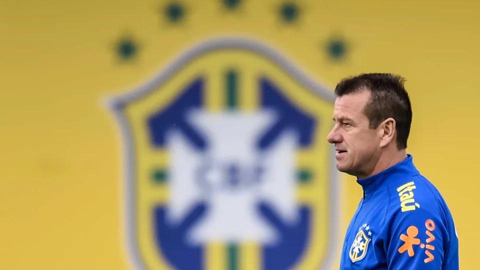 Dunga elogia técnico estrangeiro e cobra líder de vestiário na Seleção