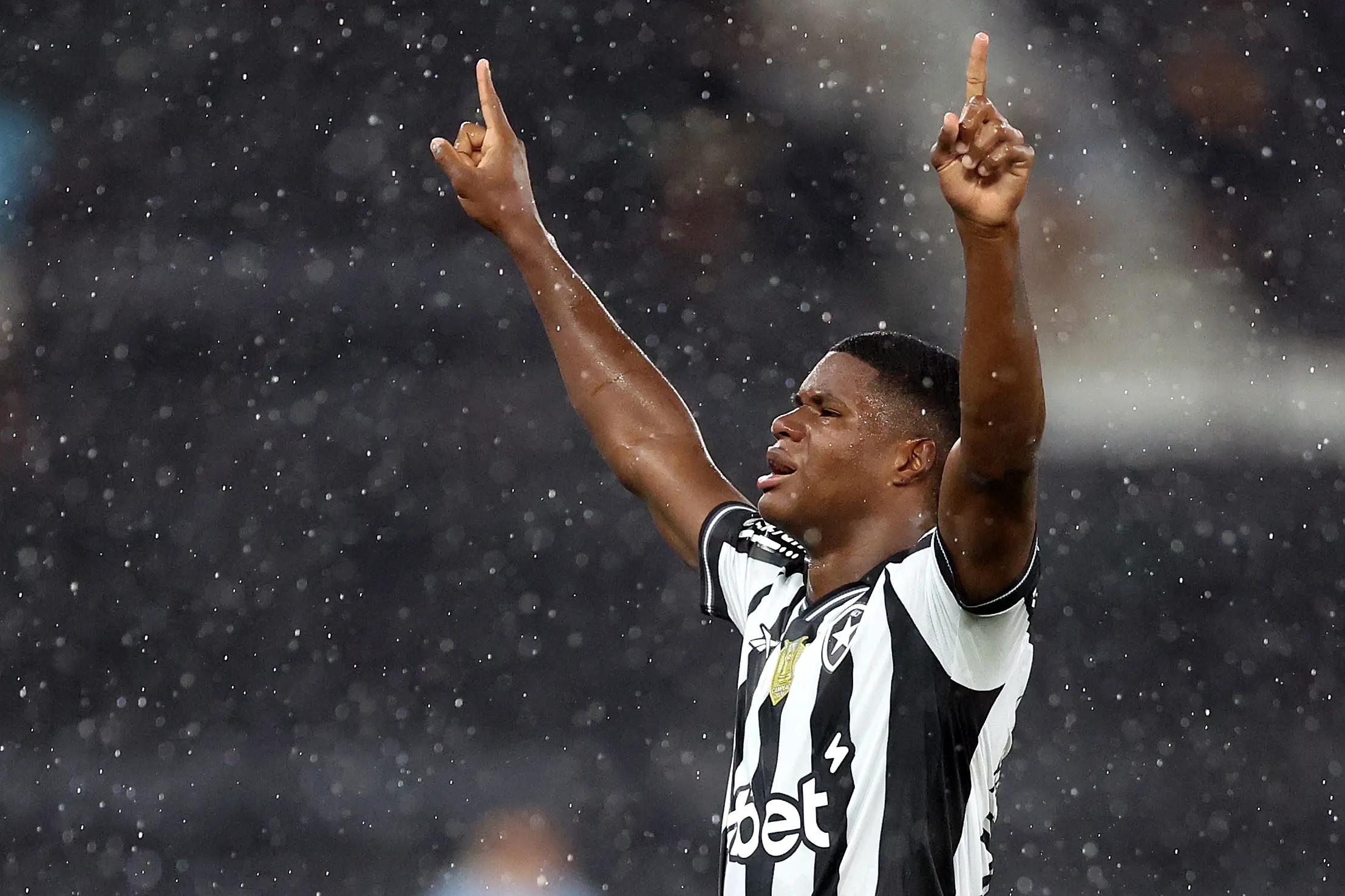 Botafogo vence Sport por 3 a 2 e assume 5º lugar no Brasileirão