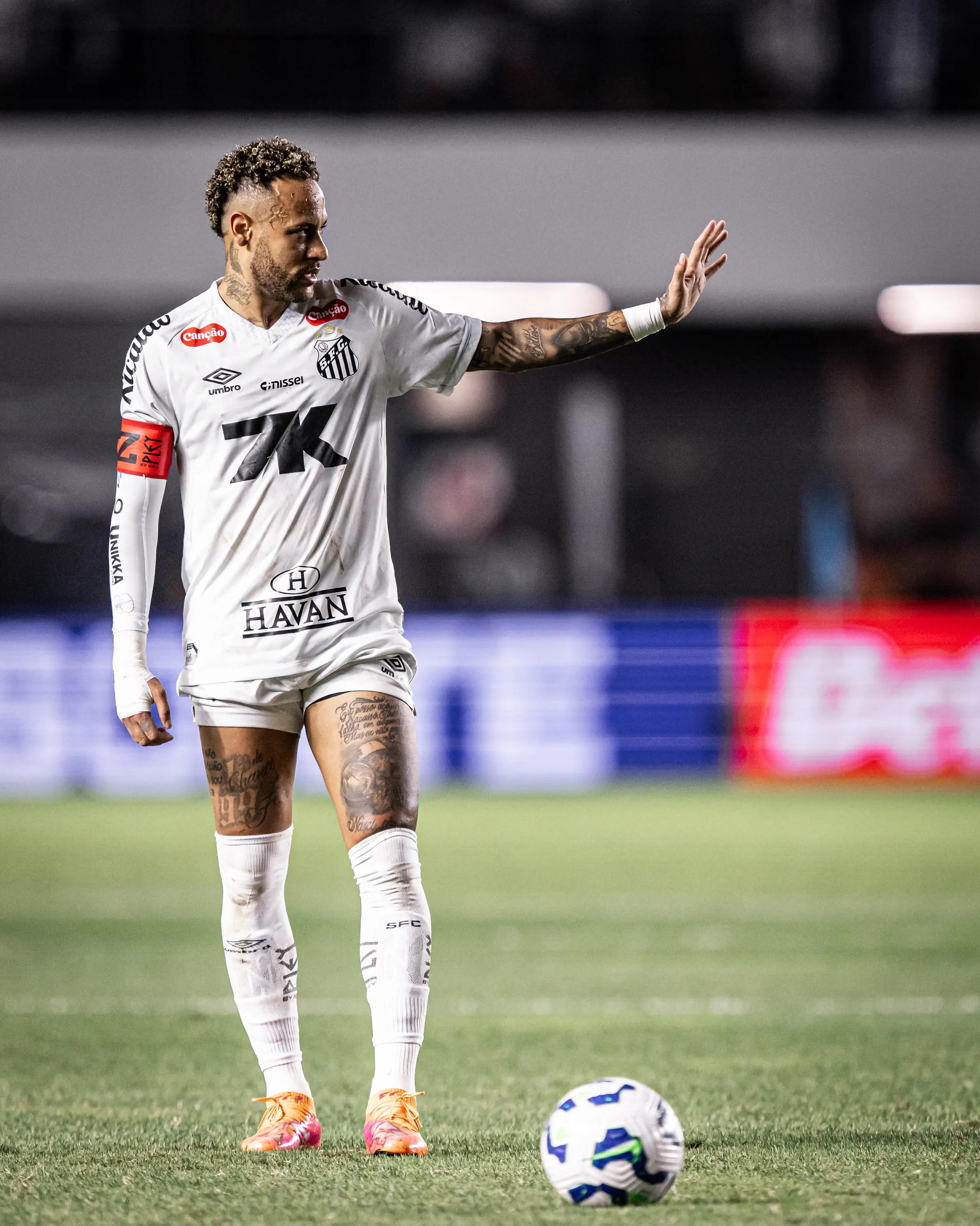Neymar faz exames e vira dúvida no Santos para reta final do Brasileirão