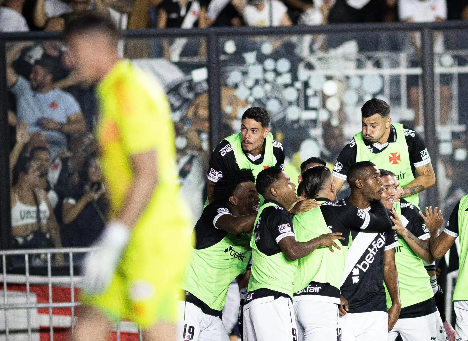 Vasco goleia o Inter por 5 a 1 e se afasta do rebaixamento